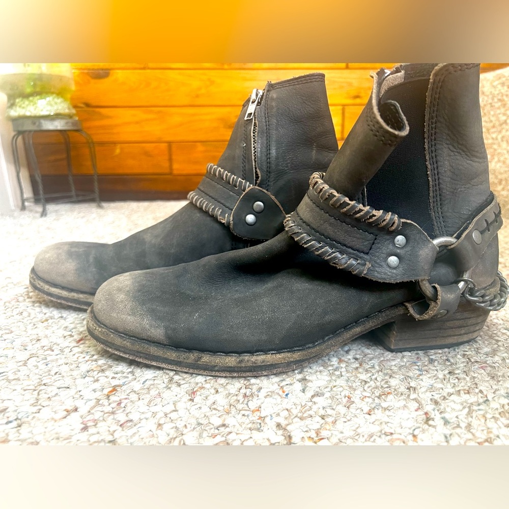 Rare Women’s Free People Bootie, Black, size 9.5 (40)